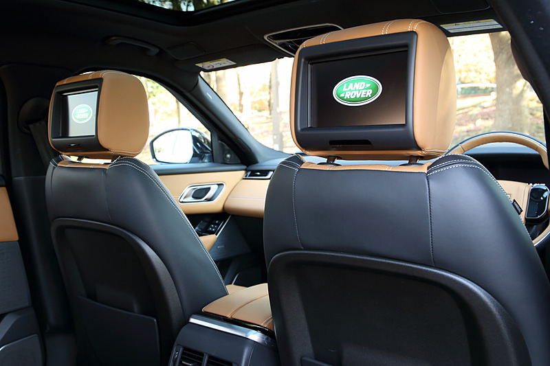 インテリアでは全グレードに2つの10.2インチタッチスクリーンからなる最新のインフォテインメントシステム「Touch Pro Duo」を標準装備。ボタンやダイヤル類を可能な限り排除して直感的に各種操作を行なえるようにしたのも、ヴェラールの特徴の1つ