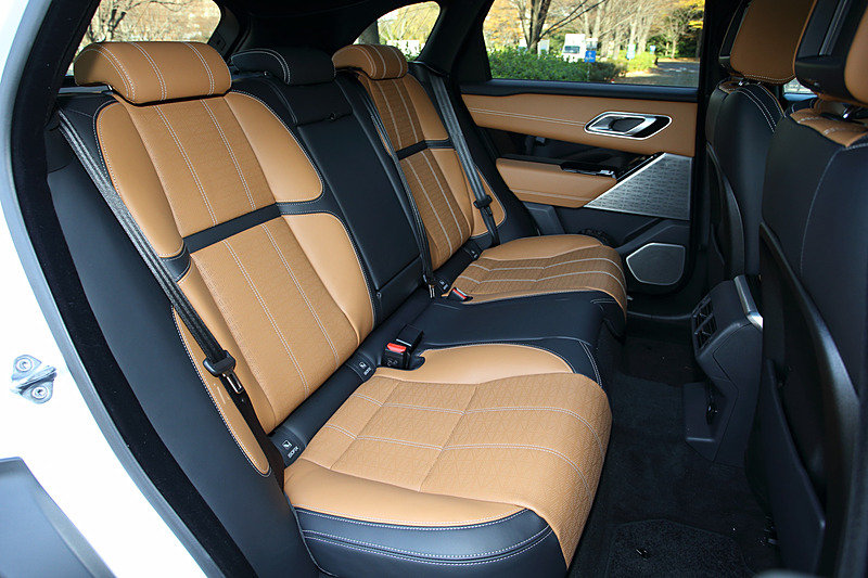 インテリアでは全グレードに2つの10.2インチタッチスクリーンからなる最新のインフォテインメントシステム「Touch Pro Duo」を標準装備。ボタンやダイヤル類を可能な限り排除して直感的に各種操作を行なえるようにしたのも、ヴェラールの特徴の1つ