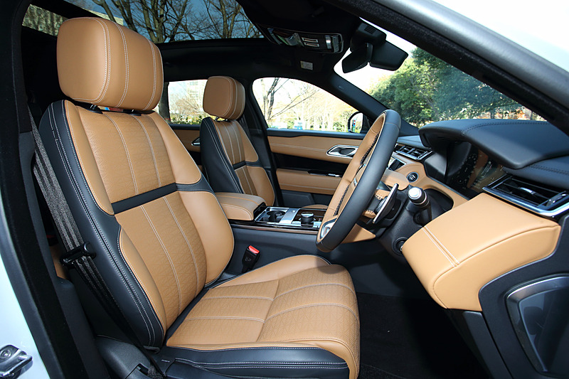 インテリアでは全グレードに2つの10.2インチタッチスクリーンからなる最新のインフォテインメントシステム「Touch Pro Duo」を標準装備。ボタンやダイヤル類を可能な限り排除して直感的に各種操作を行なえるようにしたのも、ヴェラールの特徴の1つ