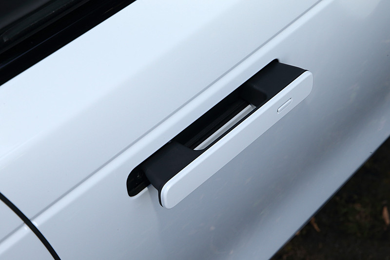 車両をロックするか走行を開始してから8km/hを超えるとドアノブがドアパネルに格納される、ランドローバー初となるドアパネル格納式のデプロイアブル・ドアハンドル