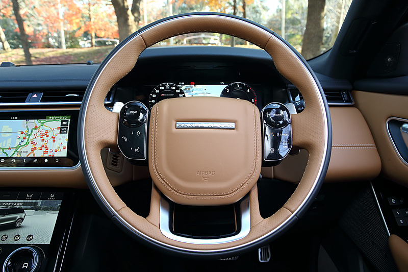 インテリアでは全グレードに2つの10.2インチタッチスクリーンからなる最新のインフォテインメントシステム「Touch Pro Duo」を標準装備。ボタンやダイヤル類を可能な限り排除して直感的に各種操作を行なえるようにしたのも、ヴェラールの特徴の1つ