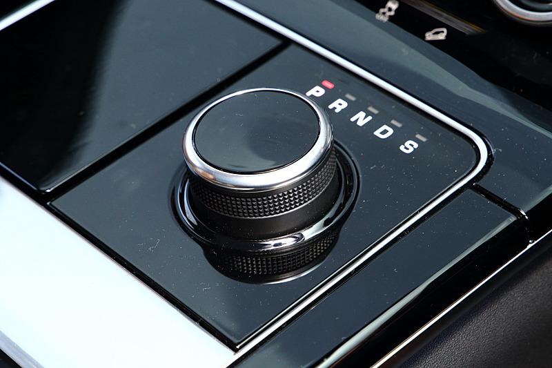 インテリアでは全グレードに2つの10.2インチタッチスクリーンからなる最新のインフォテインメントシステム「Touch Pro Duo」を標準装備。ボタンやダイヤル類を可能な限り排除して直感的に各種操作を行なえるようにしたのも、ヴェラールの特徴の1つ