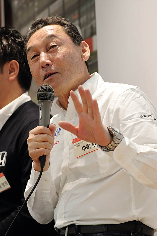NAKAJIMA RACING チーム総監督の中嶋悟氏。国内では当時のトップカテゴリーだったF2で5回のチャンピオンを獲得。1987年からはチームロータスでF1に参戦。チームロータス時代はアイルトン・セナ、ネルソン・ピケがチームメイトだった。1990-1991年はティレルレーシングに所属。このときはジャン・アレジ、ステファノ・モデナがチームメイト。F1時代の最高順位は4位。当時の日本はF1が大ブームだったので「F1ドライバー 中嶋悟」は国民的ヒーローでもあった