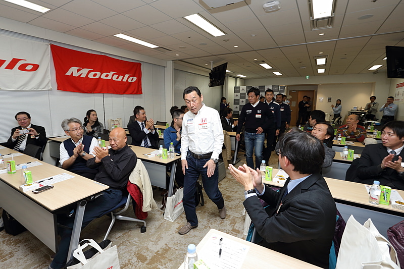 定刻になりこの日のゲスト、NAKAJIMA RACINGのメンバーが拍手に迎えられて会場へ入室