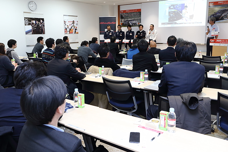 ホンダアクセスの石井氏の挨拶が終わると本編であるNAKAJIMA RACINGメンバーのトーク開始である