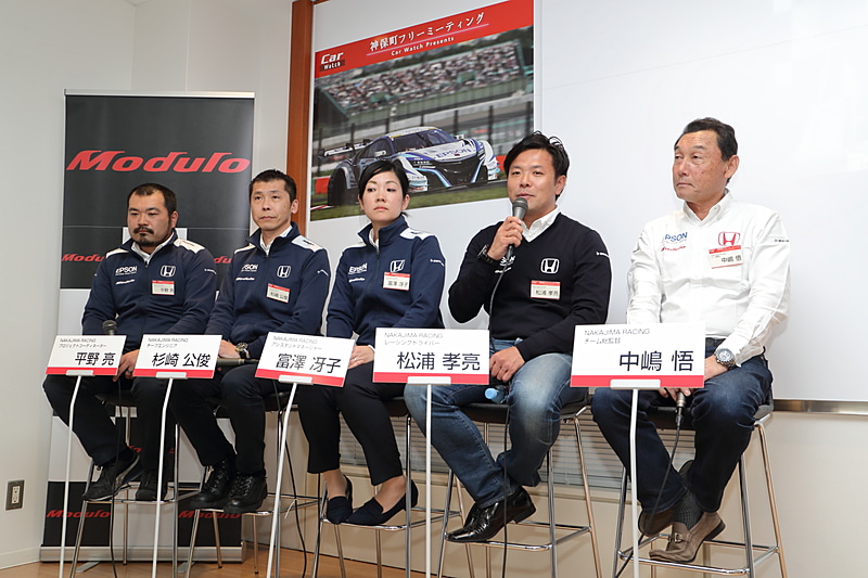 NSX-GTがつぎつぎと止まっていくというショッキングな映像が中継でも流れた第1戦。「Epson Modulo NSX-GT」もそのトラブルに見舞われたがメカニックの必死の作業でコースへ復帰できた