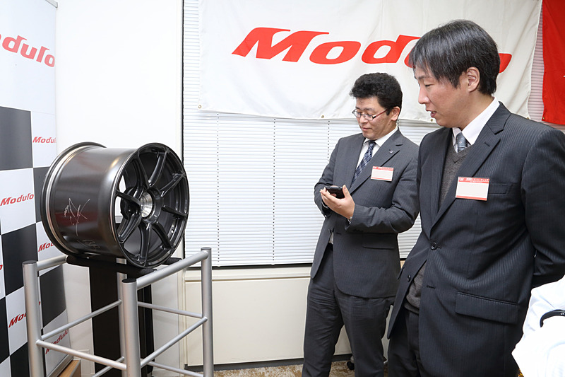 トーク終了後、会場に飾られていたModuloホイールを実際に持った参加者からは「軽い」「たしかに握りやすい」という声があがっていた