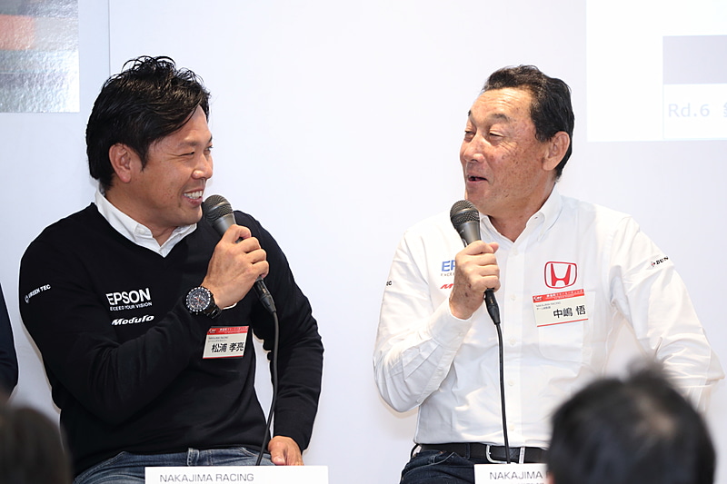 中嶋総監督から最終戦のカラーリングについて発言があったとき、松浦選手が「ボクもそう思っていたんですよ」と合いの手。すると「それなら最初のときに言えよ」と突っ込みが入っていた