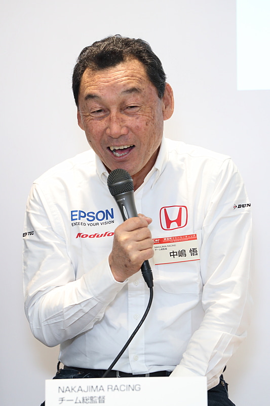 ニコニコ生放送を見ているユーザーから来年のランキング予想は？　という質問が来た。それに対して中嶋総監督は「そこまで言わせるのかよ」と笑顔で「控えめに言って6位くらいかな、いや3位かな」と回答。松浦選手は「今年よりも多くポイントを取ることが目標です」と答えた