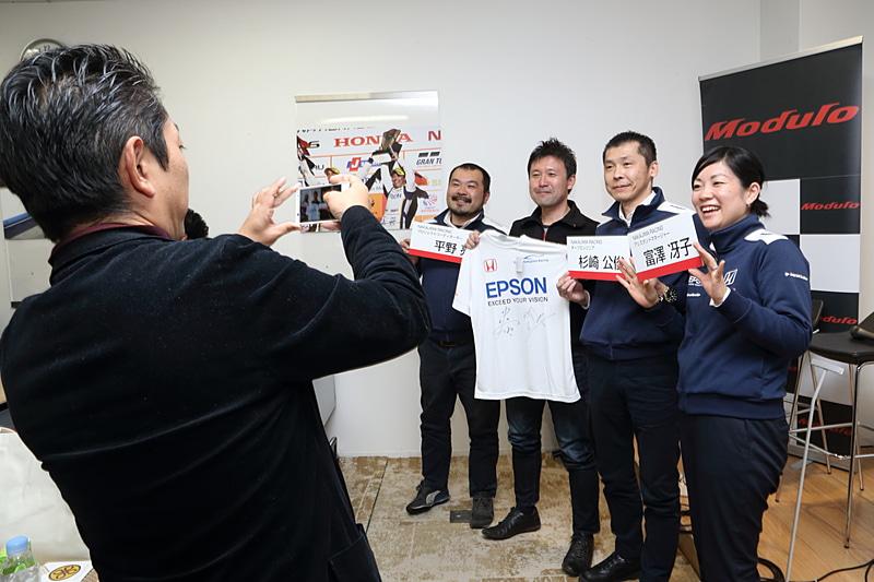 終了予定時間を過ぎていたにもかかわらずサインや記念写真にも快く応じてくれました。NAKAJIMA RACINGの皆さん、どうもありがとうございました。来シーズンもしっかり応援させていただきます！