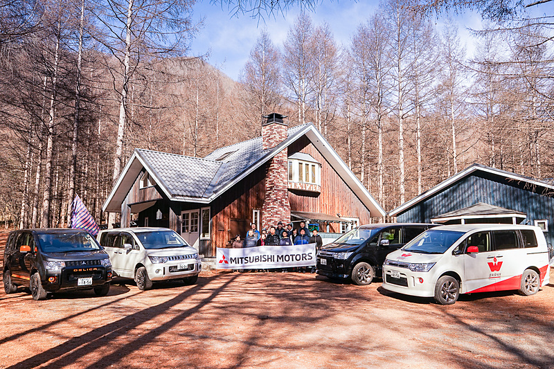 ファン交流イベント「『PLAY THE NATURE! TOUR』with 週末探検家」での記念撮影。北軽井沢の「outside BASE」にて