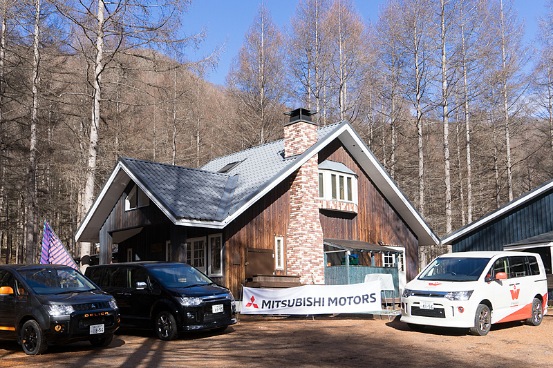 outside BASEのセンターハウスに集結したデリカD：5。周辺にまだ雪はない