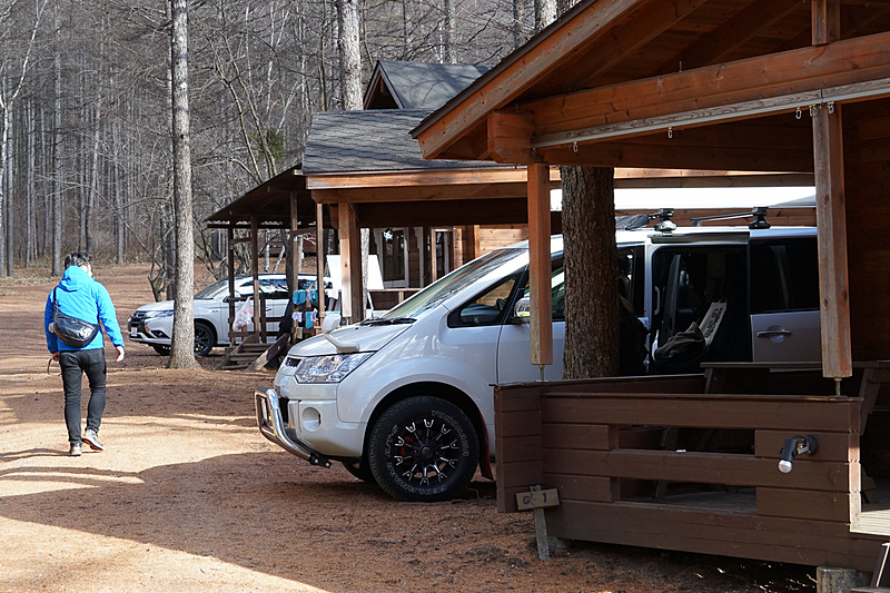 outside BASE。14棟のコテージ、ヴィラがあり、キャンプサイトも用意。コテージ横にクルマをつけられる