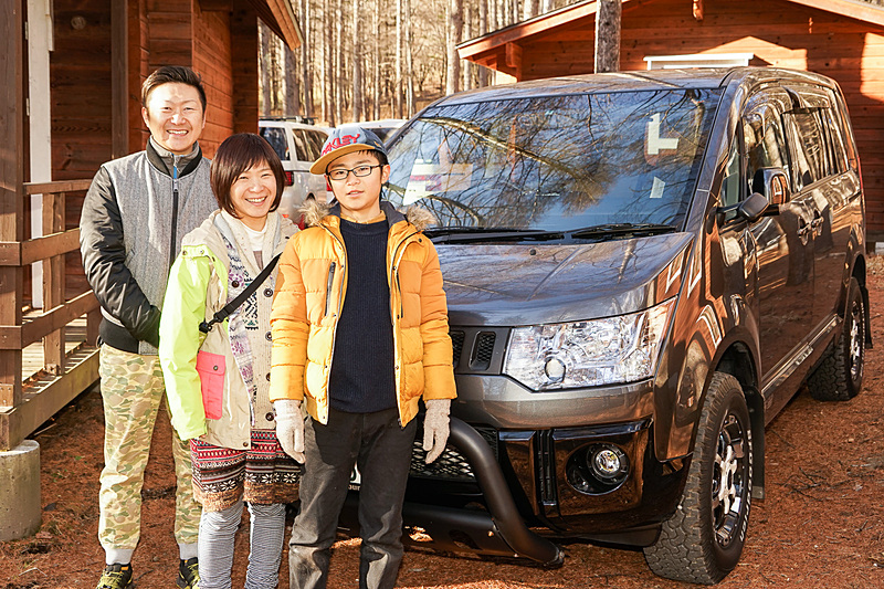 参加者の中から。スタイリングに惚れ込み、スキーなどアウトドアでの使い勝手を考え「ダッジ ラムバン」などと比較しつつデリカD：5を選択した後藤さん。オールテレーンタイヤを履いたホイールが目立つ