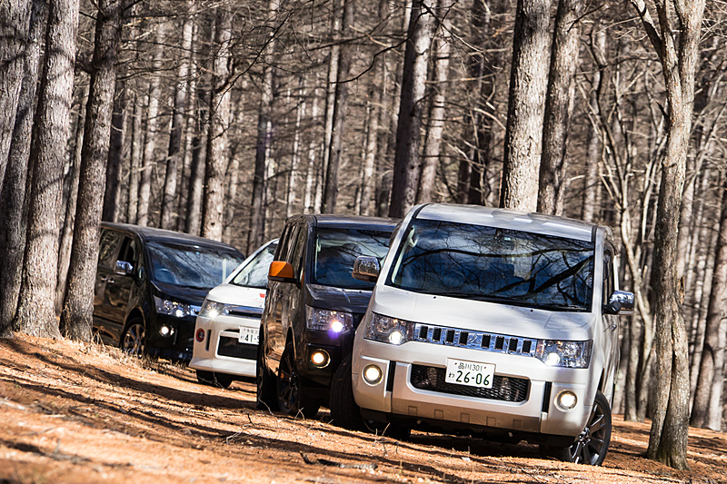 デリカD：5で未舗装路を走行。outside BASEの敷地内だが、けっこうな高低差があり、ところどころヘコみもある。ロードクリアランスの低いクルマだと躊躇するところでも余裕で走破する