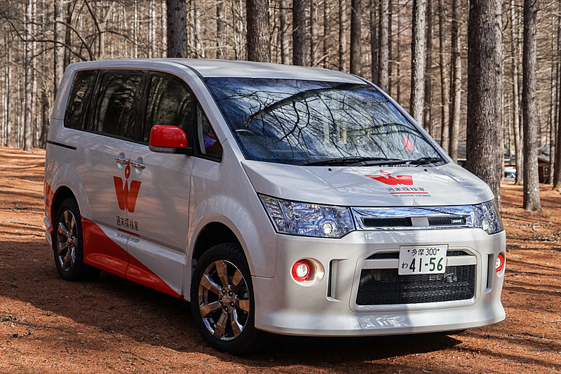 エアロをまとったカスタムモデル「ROADEST D-Power package」に「週末探検家」プロジェクトのロゴを配した車両