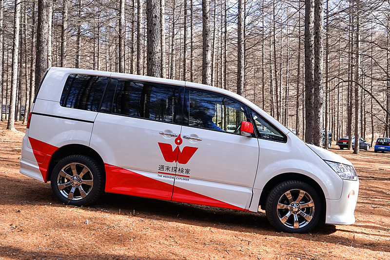 エアロをまとったカスタムモデル「ROADEST D-Power package」に「週末探検家」プロジェクトのロゴを配した車両