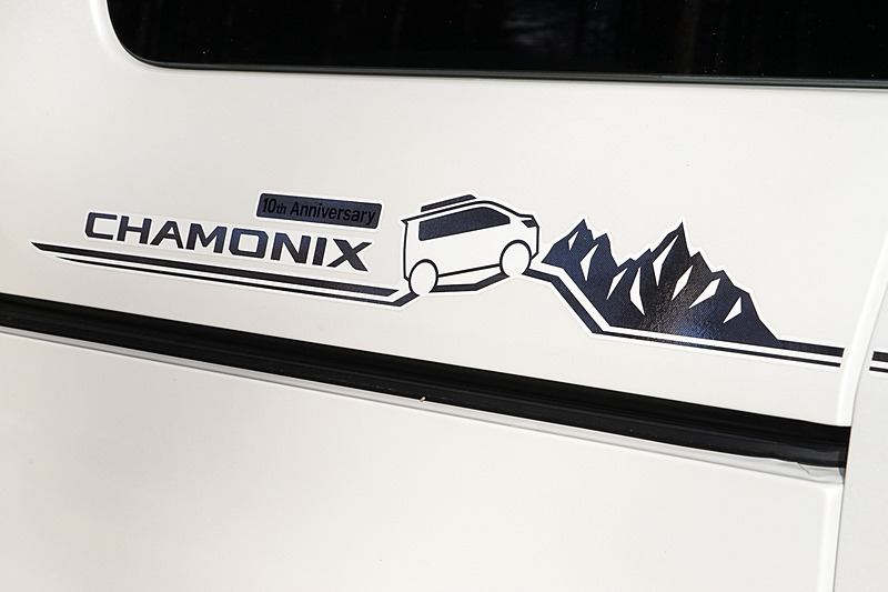 後方には「10th Anniversary デカール」。メッキ調になっていて高級感がある