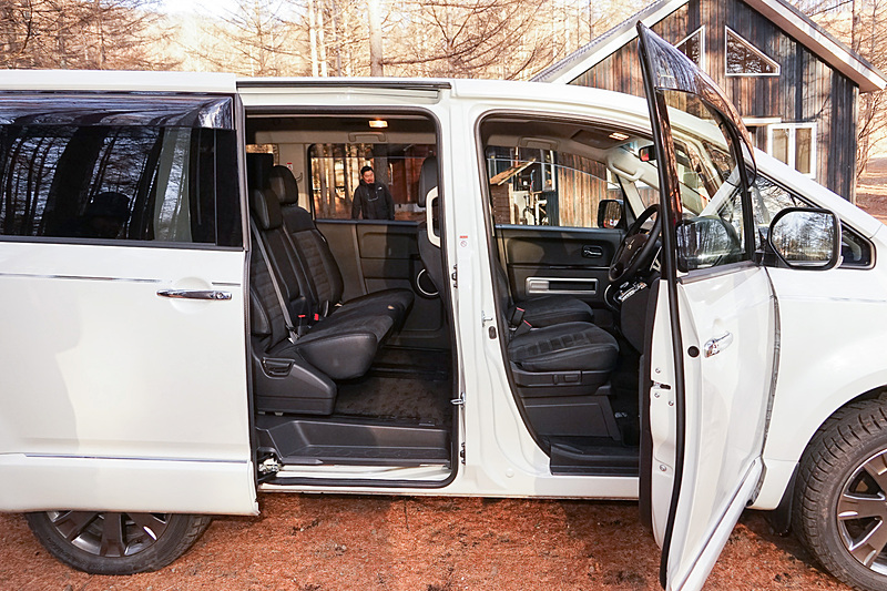 電動スライドドアにワンタッチ開閉スイッチを採用