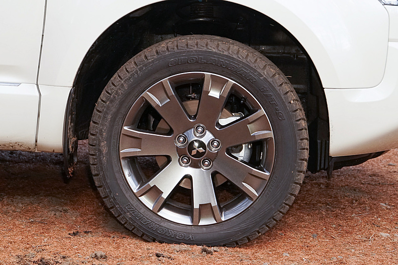 特別装備のダーククローム調塗装18インチアルミホイール。横浜ゴムのSUV向けスタッドレスタイヤ「GEOLANDAR I/T-S」（225/55 R18）を履いているが、標準ではマッド＆スノータイヤとなる