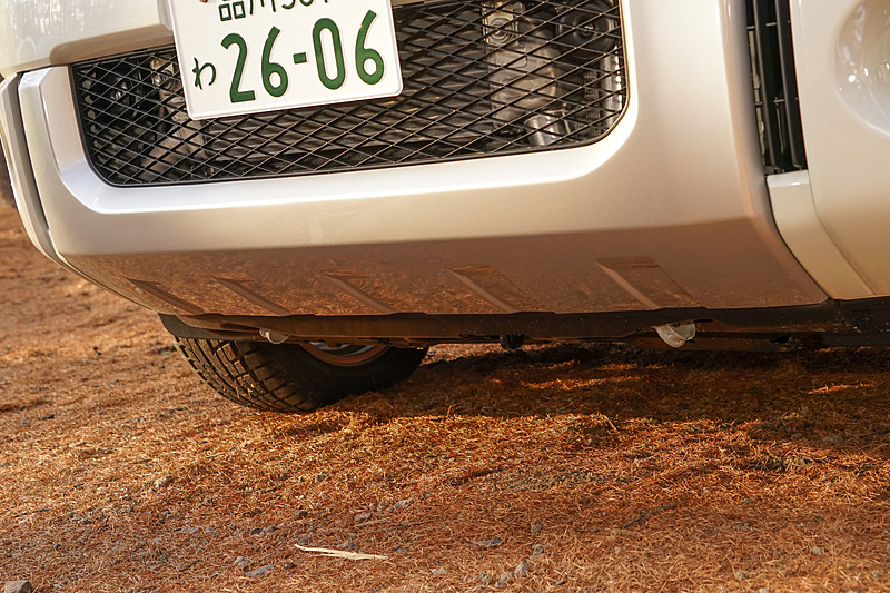 最低地上高は210mm、アプローチアングルは24度ある。フロントバンパーアンダーカバーの役割を果たす部分