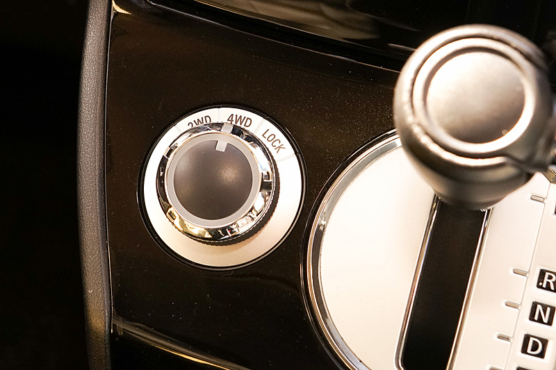 「2WD」「4WDオート」「4WDロック」のドライブモードセレクターは走行中でも切り替え可。グローブをしていてもスイッチ類の操作をできるようにしている点は、三菱自動車のモデルならではの配慮