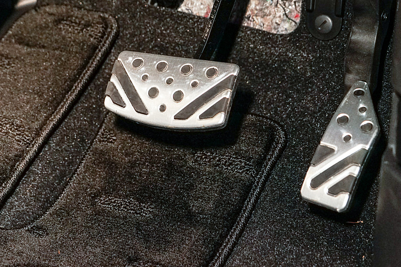 アルミペダル。CHAMONIXの特別装備