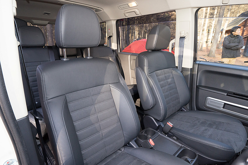 運転席と助手席のシート。CHAMONIXの専用シート生地でスエード調人工皮革「グランリュクス」を使用。はっ水機能がある
