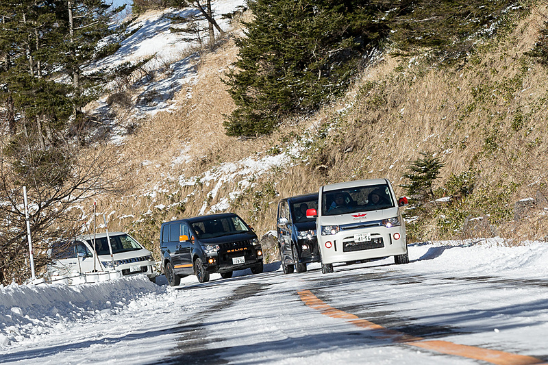 雪が残るなかを走行。この程度の雪ならまったく心配はいらない