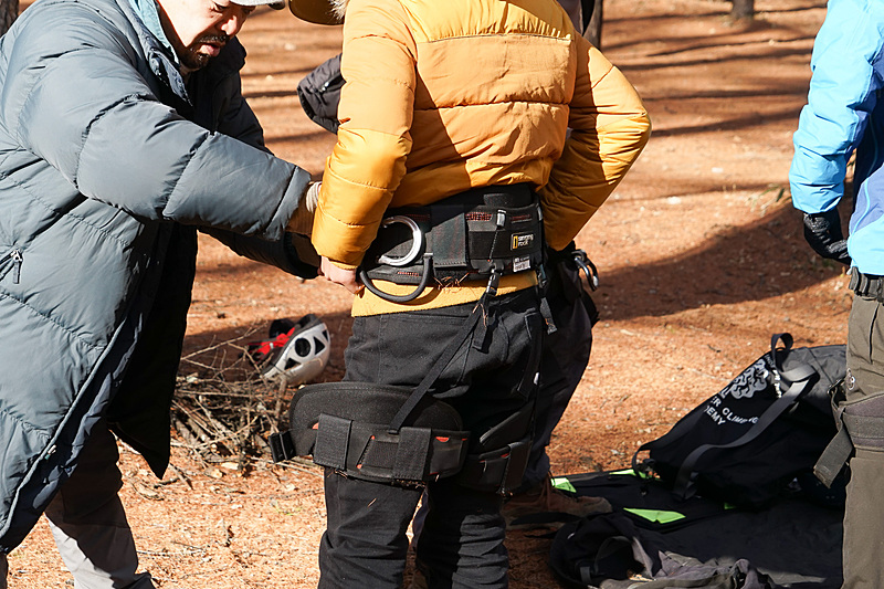 ロープで木登りをするツリーイングの準備。しっかりとハーネスを装着する