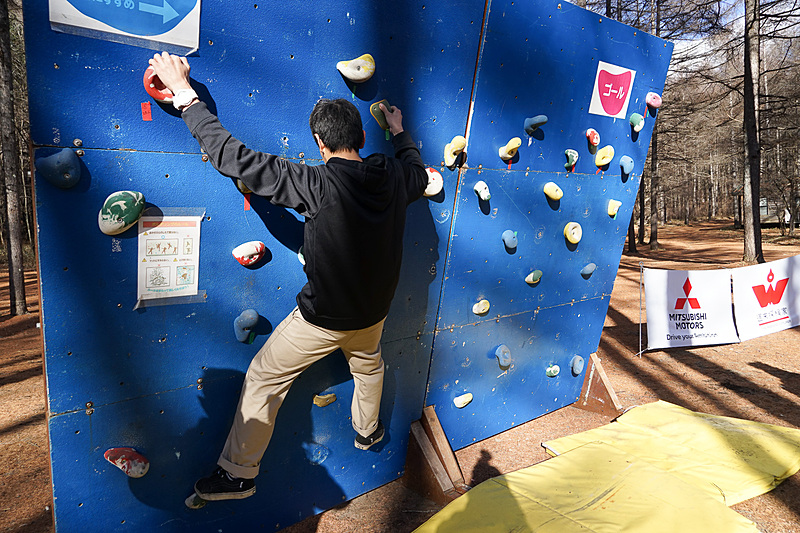 クライミングウォールにチャレンジ。マークされた石を順番に掴んでゴールを目指す