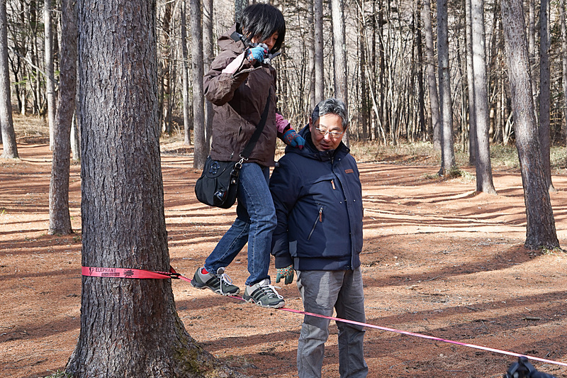 水平に張ったロープの上を渡るスラックラインは難易度が高い