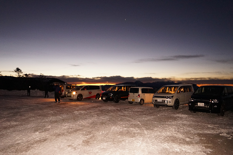 日の出前に美ヶ原高原の山本小屋ふる里館駐車場に到着。関係者はデリカD：5で登頂