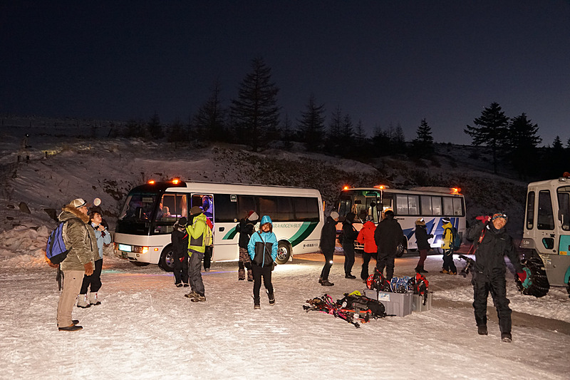 イベント参加のユーザーはバスで到着