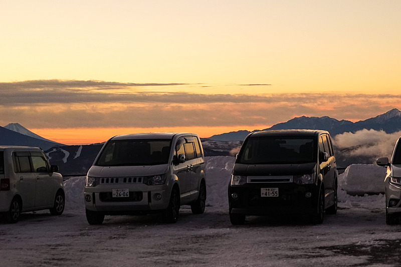 徐々に空が白みはじめる。東の空には少し雲海のような雲も
