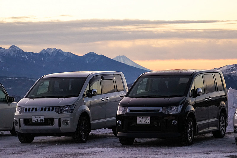 朝日に映えるデリカD：5。中央に見えるのは富士山