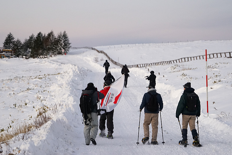 駐車場はすでに山頂なので、道はほぼ平坦