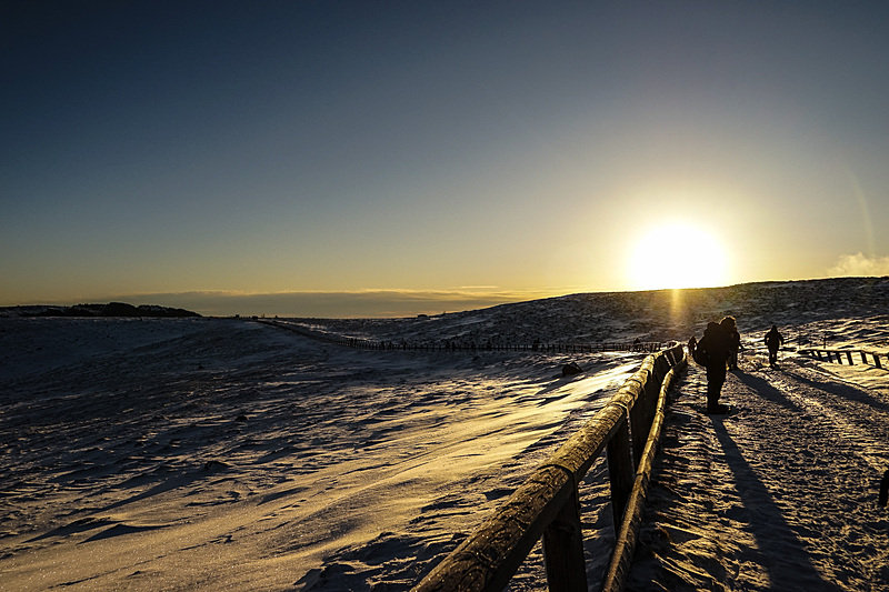 朝日を背に受けどんどん進む
