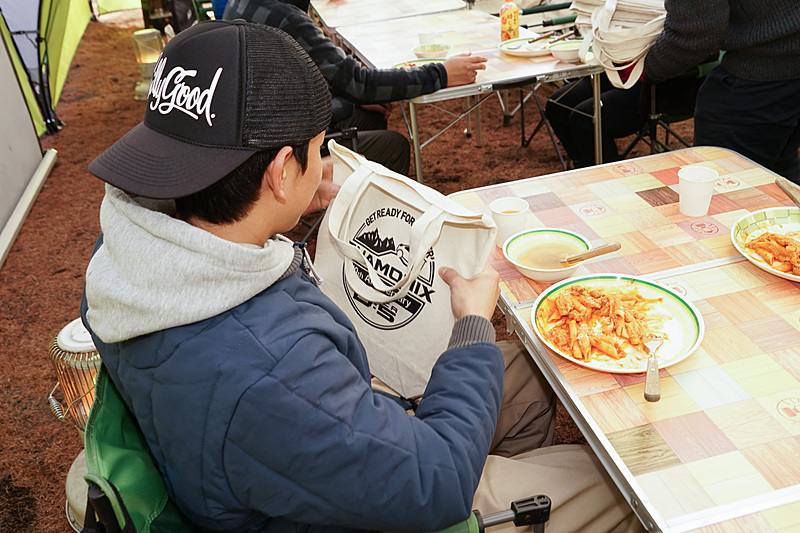 三菱自動車から、デリカD：5 CHAMONIXの10th Anniversaryデザインのエコバッグと、歴代デリカのイラストが描かれたクリアファイルがプレゼント