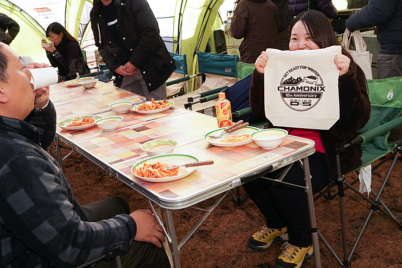 三菱自動車から、デリカD：5 CHAMONIXの10th Anniversaryデザインのエコバッグと、歴代デリカのイラストが描かれたクリアファイルがプレゼント