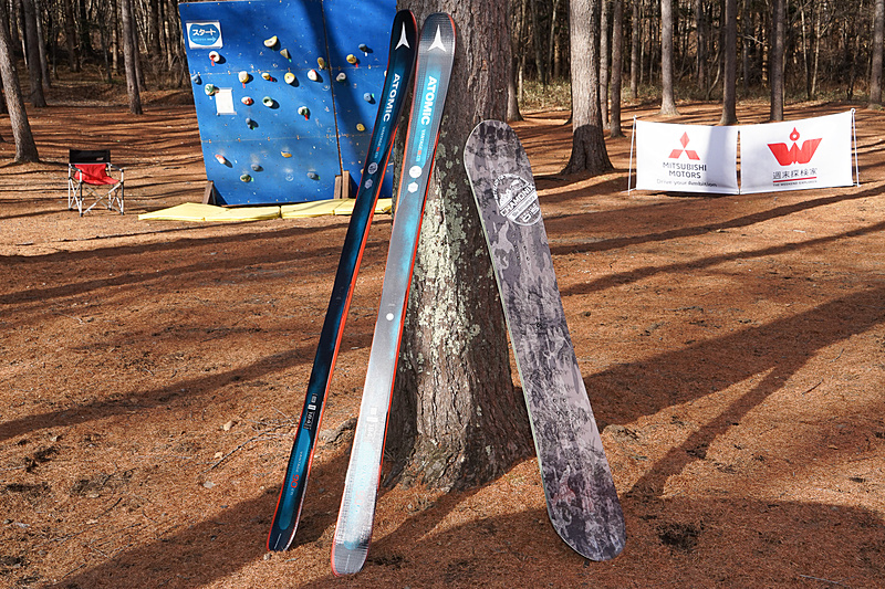 スキーセットとスノーボードセット。どちらも板とビンディングにて