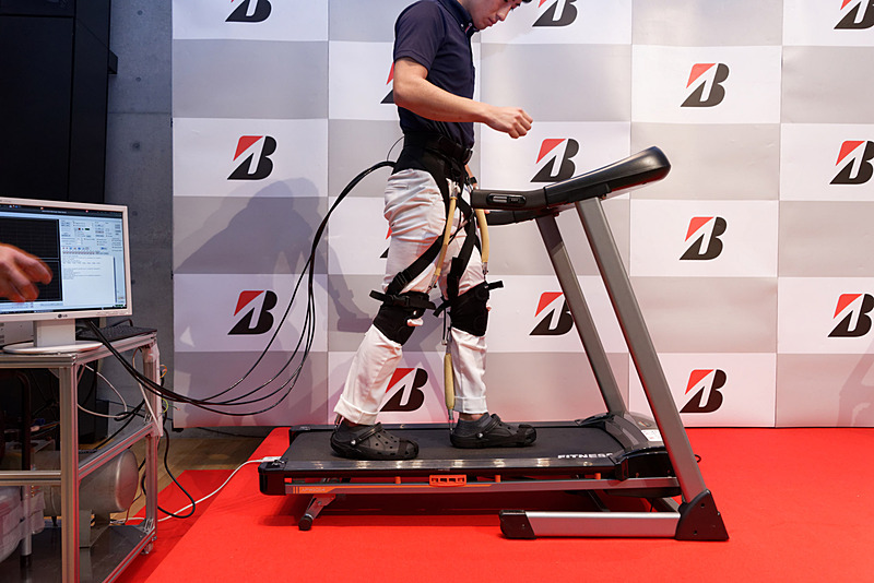 ブリヂストンが開発した「空気圧式ゴム人工筋肉」を活用した歩行トレーニング機材