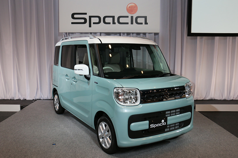 ベースモデルに位置付けられるスペーシア。ボディサイズは3395×1475×1785mm（全長×全幅×全高）で、ルーフレール装着車（写真）は全高が15mm高まり1800mmとなる