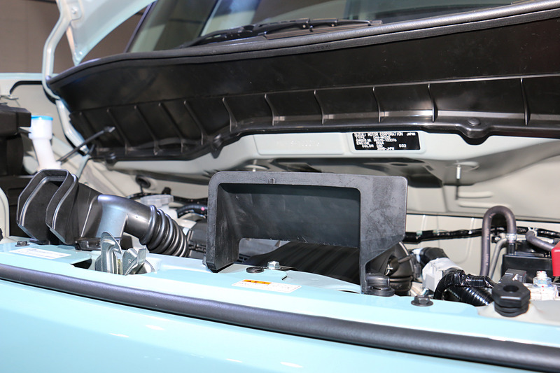 自然吸気エンジン搭載車はエンジンルーム内のエアフローをコンピューター解析し、吸気系部品に外部から取り込んだフレッシュエアーをスムーズに当てて効果的に冷却する「エアガイド」（右側）を新設。燃焼効率を高めて燃費向上に貢献している