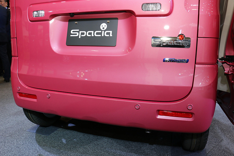 リアバンパーに備える4個の超音波センサーで後方の障害物を検知する「後退時ブレーキサポート」を軽自動車で初採用