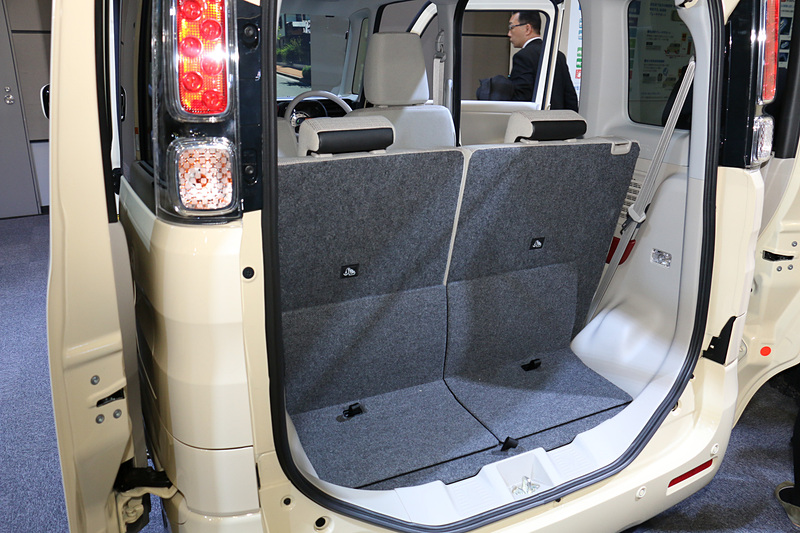 リアシートは5：5の左右独立で、210mmの前後スライド、8段階のリクライニング、ワンタッチダブルフォールディングが可能