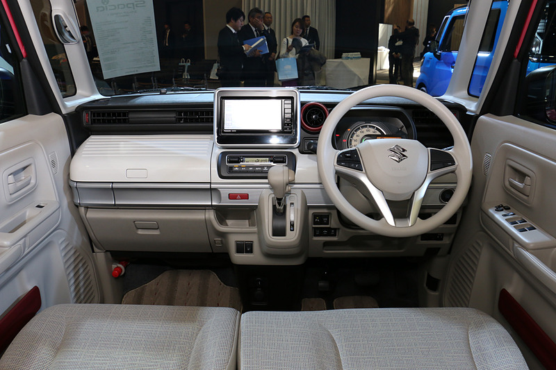 スペーシア HYBRID Xのインパネ。内装色はベージュ