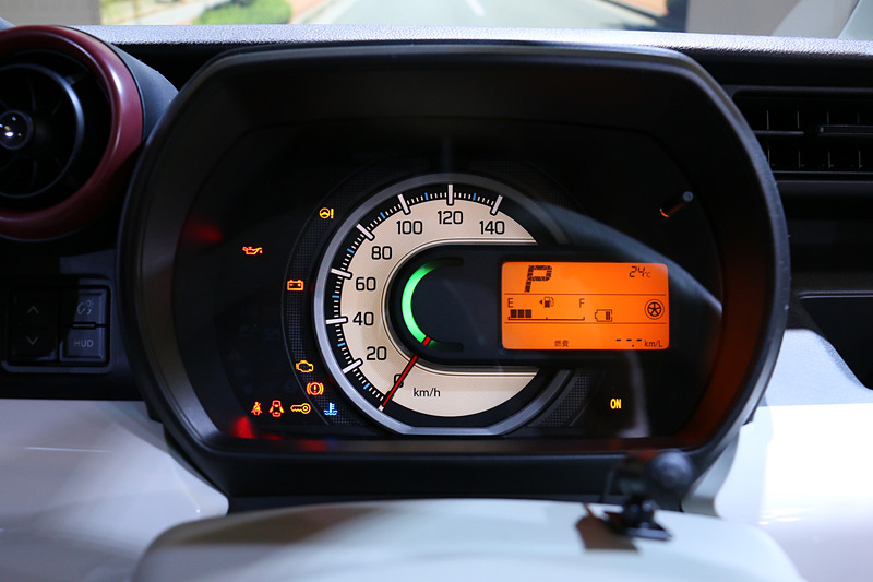 スペーシアのメーターはスピードメーターに液晶表示を組み合わせる1眼式