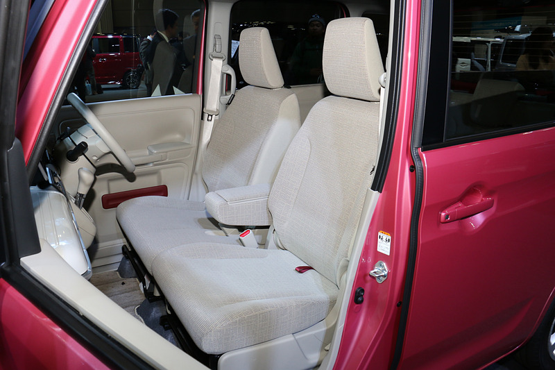 スペーシア HYBRID Xのシート。表皮はファブリックを採用