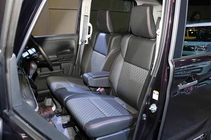 スペーシア カスタムのメーターパネルはタコメーターも備える3眼式